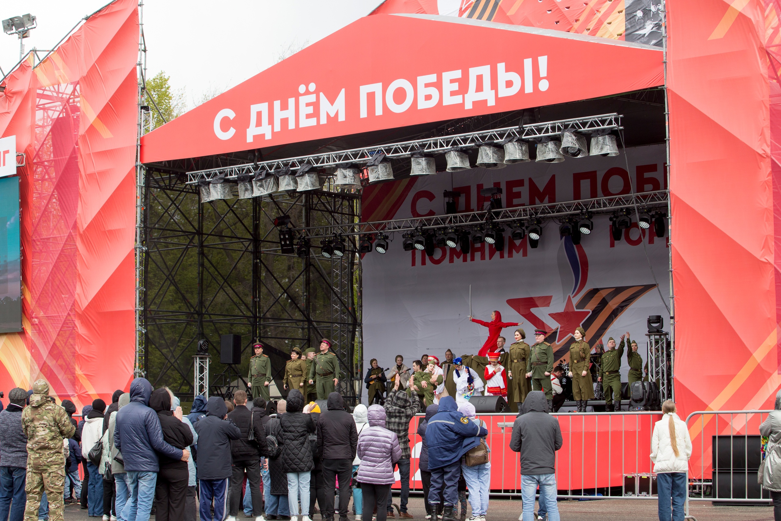 9 мая на Соборной площади Государственный ансамбль песни и танца &quot;Волга&quot; имени В.А. Ионова выступил с музыкально-хореографической постановкой &quot;Василий Тёркин&quot;.